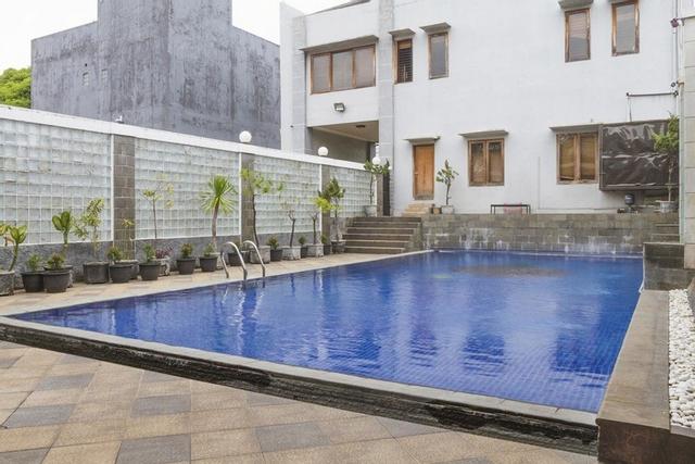 ريد دورز نير جاتينانجور تاون سكوير